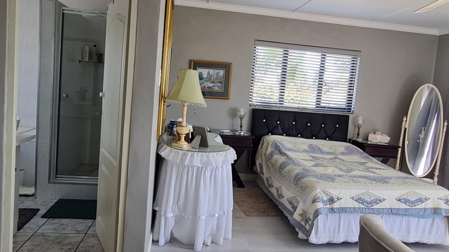 4 Bedroom Property for Sale in Boggomsbaai Western Cape